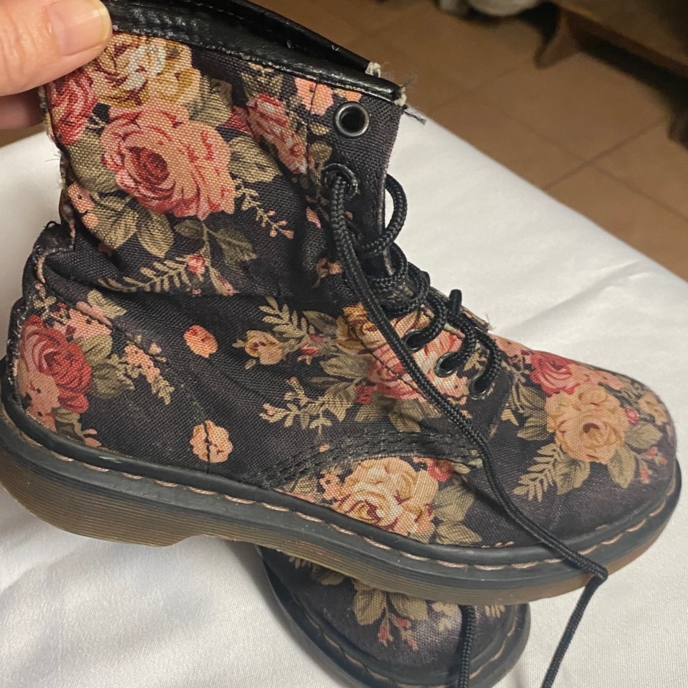 DR.MARTENS 11821 RETIRED VINTAGE VICTORIAN ROSE FLORAL COMBAT BOOTS RETIRED W7